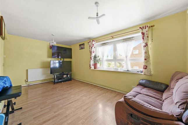 Thumbnail Flat for sale in Clements Court, Hounslow