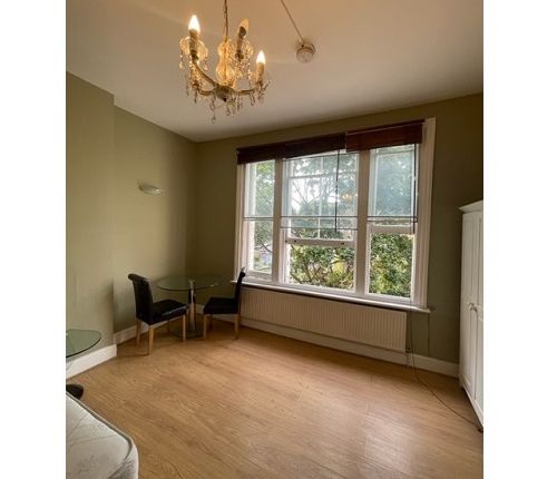 Room to rent in Elsham Road, Holland Park/Kensington Olympia/Shepherds Bush