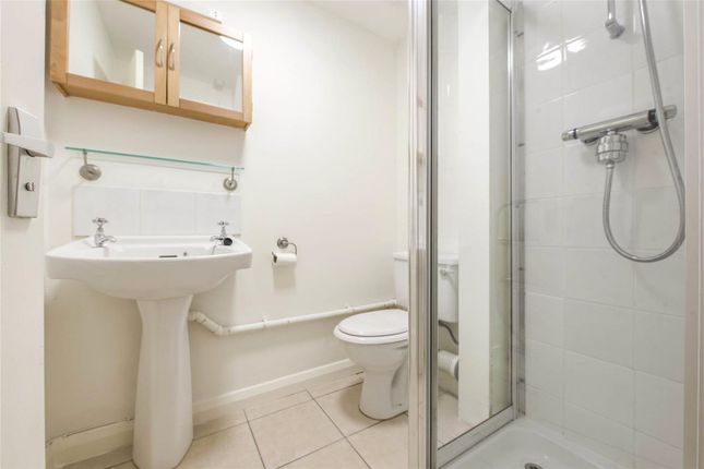 1A, Jubilee Avenue, Twickenham photo 4