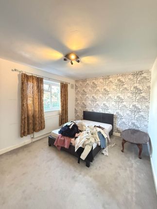 8, Harborough Close, Slough photo 5