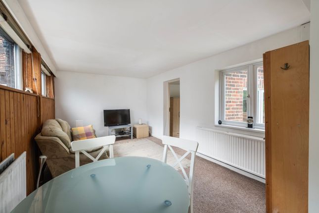 3 Laglands Close, Reigate photo 4