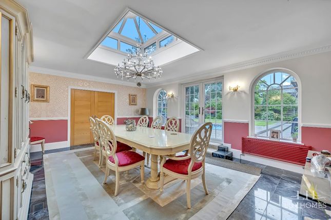 6 Peerage Way, Hornchurch photo 3