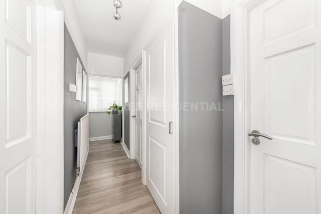 18, Lawn Close, New Malden photo 4
