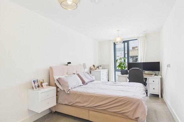 Flat 71, Ascot House, 30, Mill Mead, Surrey photo 4