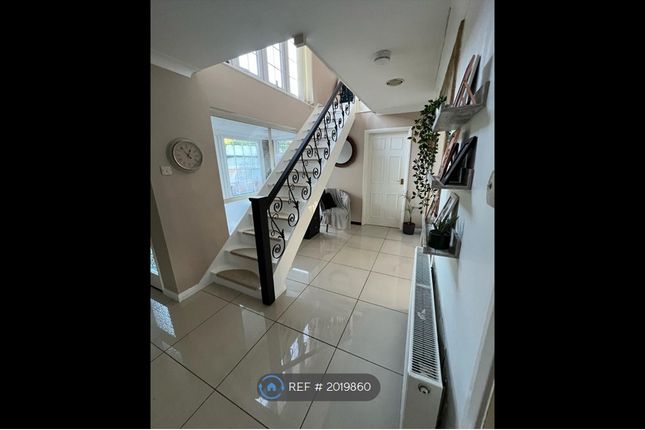 Detached house to rent in Calvin Close, Camberley