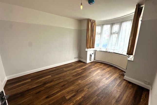1, Myrtle Avenue, Bedfont photo 2