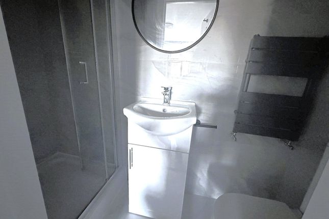 Room 3, 24, Hall Road, Greater London photo 3