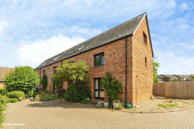 16, Clare Court, Sandy photo 2