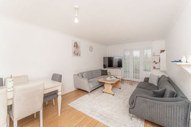 53 Cobham Close, Enfield photo 3