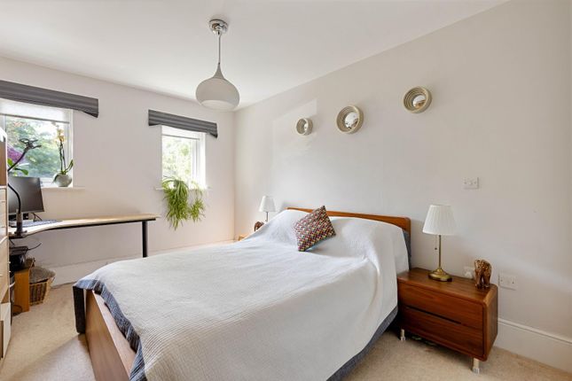 Flat 4, 2-4, Trewsbury Road, London photo 4