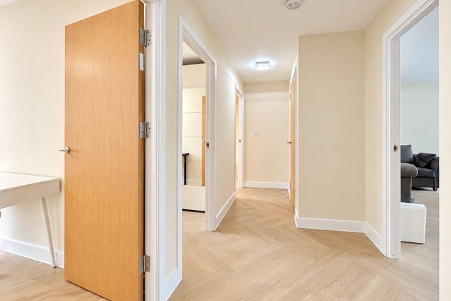 34 Charcot Road, London photo 4