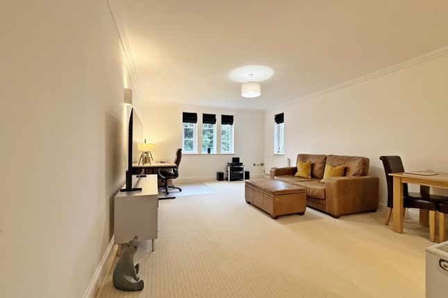 32, Western Courtyard, Pontyclun photo 3