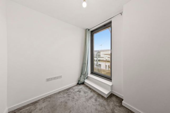 Flat for sale in Waterside Way, London