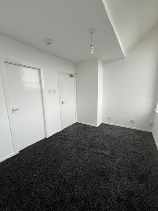 Flat 12, 19 Croft Street, Dewsbury photo 3
