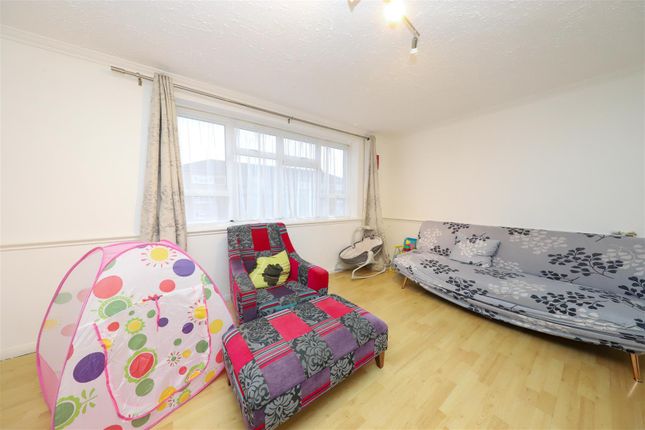 43, Byron Way, West Drayton photo 2