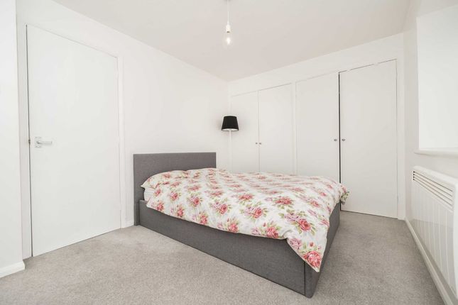 Flat to rent in Bakers Hill, London