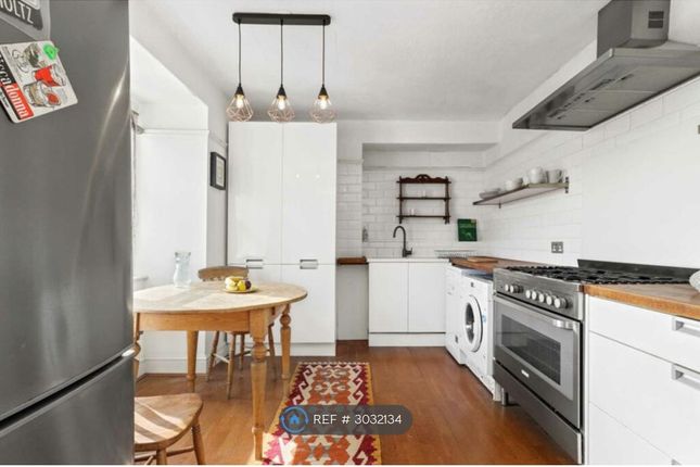 Flat   Jevington Gardens, Eastbourne photo 2