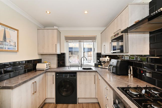 Flat 2, 10, Ratcliffe Lane, London photo 3