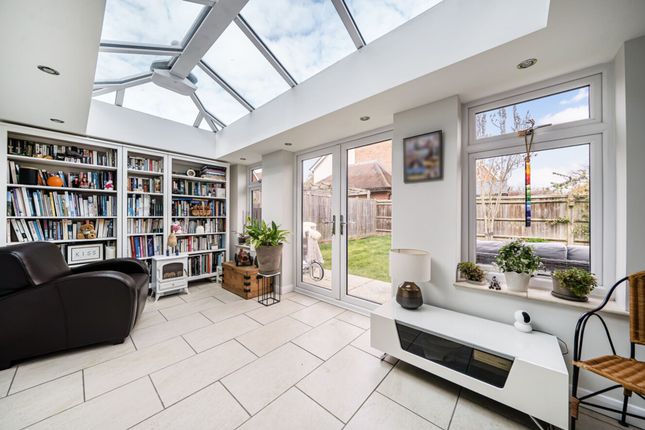 6 Bramble Close, Horsham photo 3