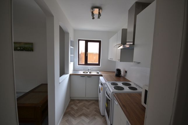 32, Sapphire Close, Dagenham photo 4