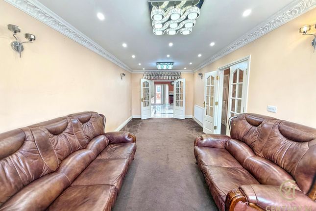 58, Hadley Gardens, SOUTHALL photo 2