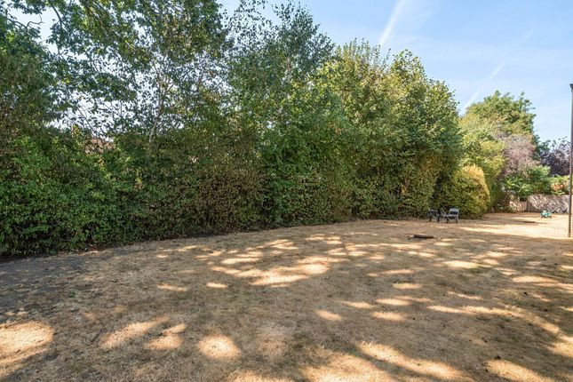 8, Holmefield Place, New Haw photo 4