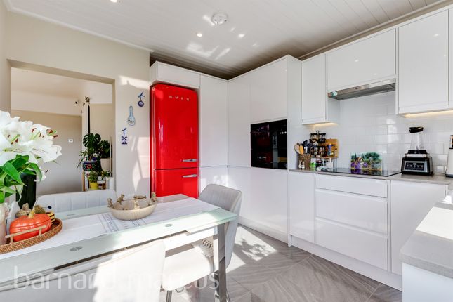 4A, Aboyne Drive, London photo 4