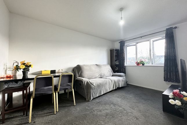 Flat for sale in Southwold Road, Watford