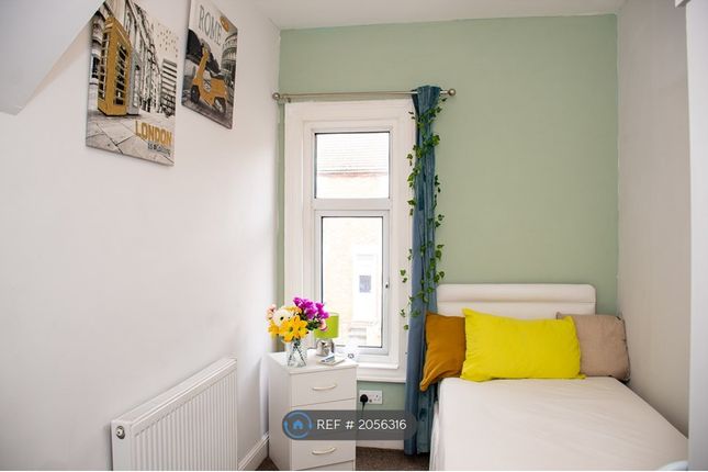 Room to rent in Newcomen Road, Wellingborough