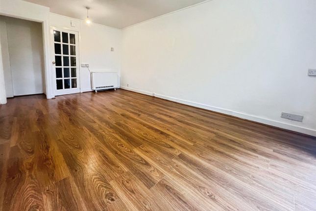 1 Peel Court,, Lister Lane, Bradford photo 3