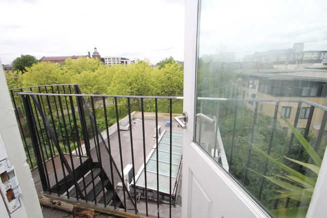 Flat to rent in Caledonian Road, Islington