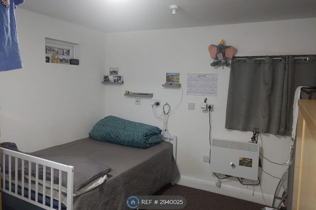 Flat, Hanworth Road Whitton, Hounslow photo 3