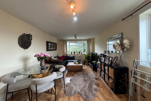 16, Cole Gardens, Hounslow photo 3