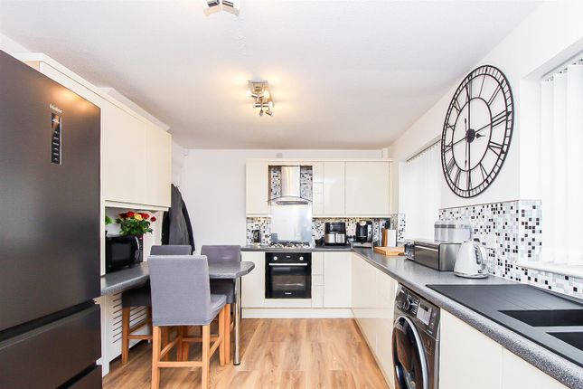 9, Oast House Croft, Wakefield photo 2