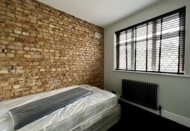 Thumbnail Semi-detached house for sale in Kings Avenue, Clapham