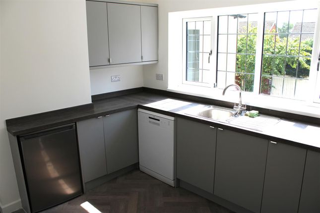 16, Oakfield Avenue, Kingswinford photo 3