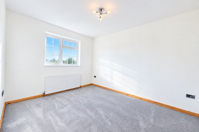 40, Wrens Avenue, Surrey photo 5