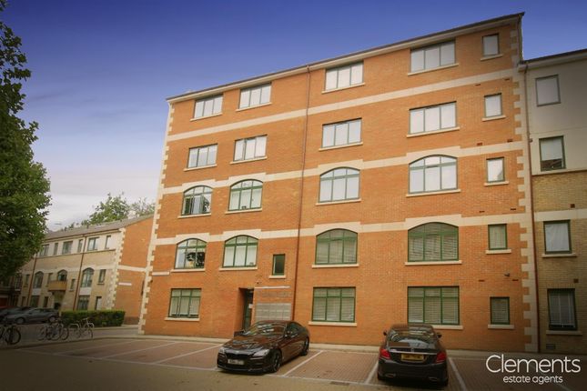 Thumbnail Flat to rent in 5 Clifton Court, Corner Hall, Hemel Hempstead