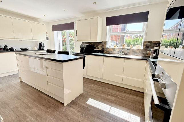 14, Hillmeadow, VERWOOD photo 4