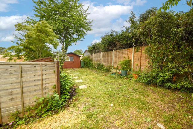 35, Harrington Close, Newbury photo 3