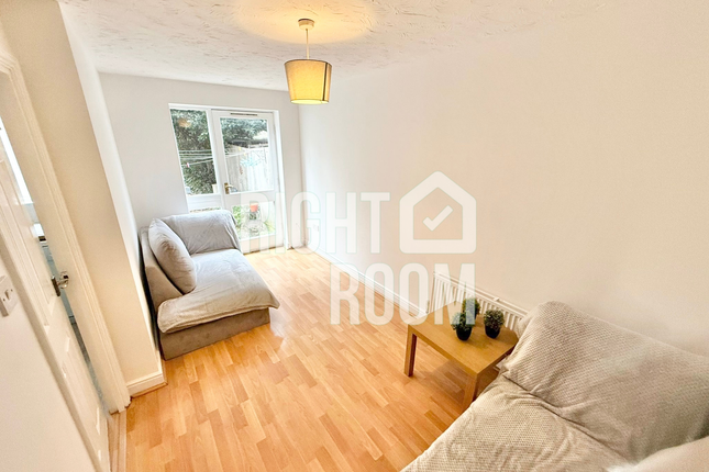 96 Grimsby Grove, London photo 2