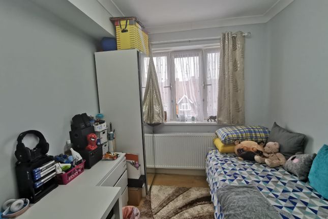 87, Headstone Gardens, Harrow photo 3