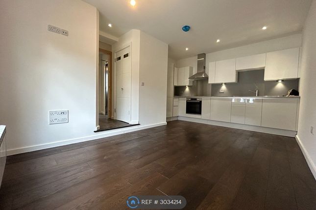 Flat   Princess Crescent, London photo 2