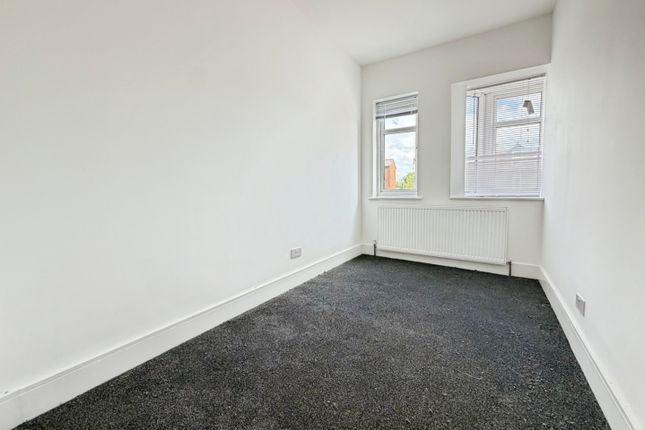 Flat, 430A, Staines Road, Feltham photo 5