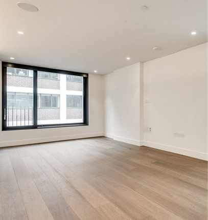 Flat to rent in Rathbone Place, London