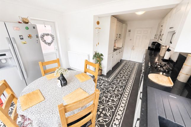 15, Honiton Gardens, Corby photo 3