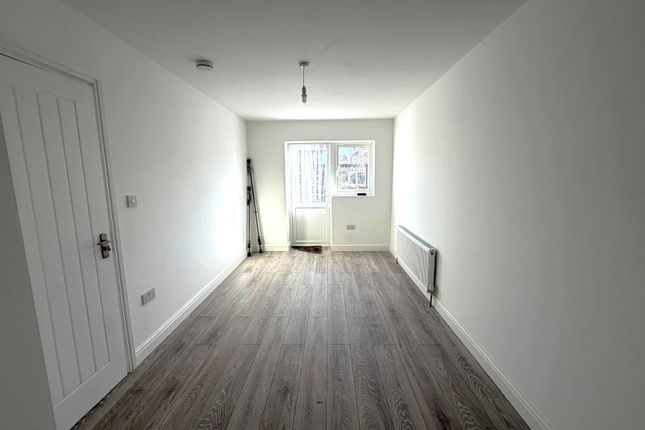 26 Oakwood Avenue, Southall photo 4