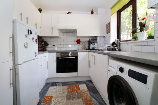 9 Centaury Gardens, Eastleigh photo 2