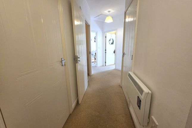 Apt 14, Ty Levant Rhodfa'r Gwagenni, Barry photo 5