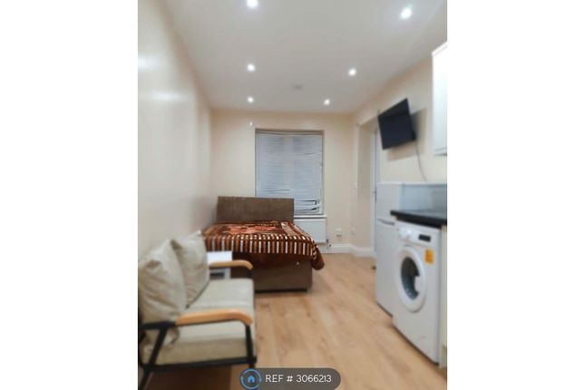 Studio flat on Ditton Road, Datchet, Slough, £950/mo